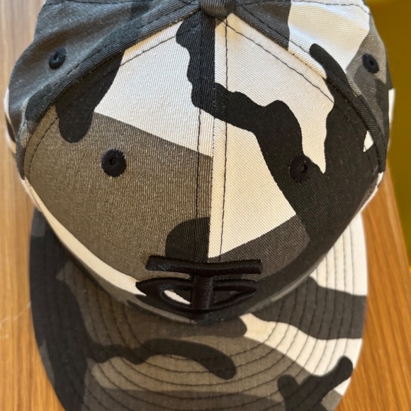 New Era Fitted Twins Hat - Picture 2 of 3